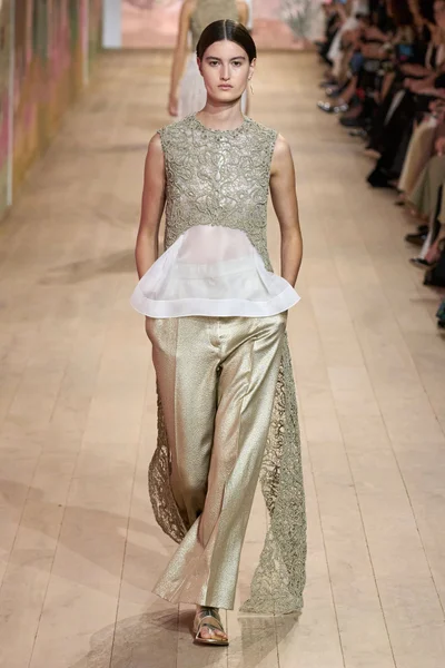 Look 50